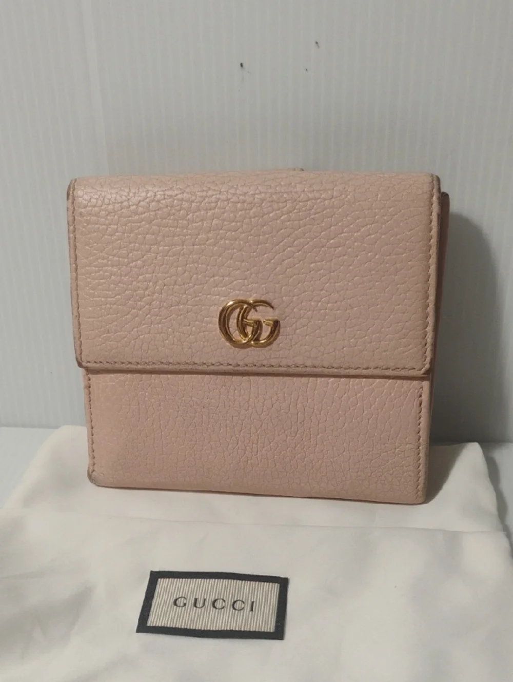 Gucci GG Marmont textured leather bifold wallet with gold-toned hardware W/Dusty - Picture 2 of 11